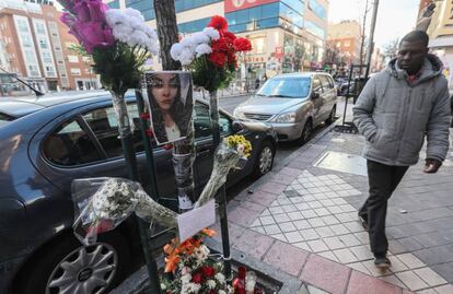 Recuerdo a la joven fallecida en la calle de Marcelo Usera.