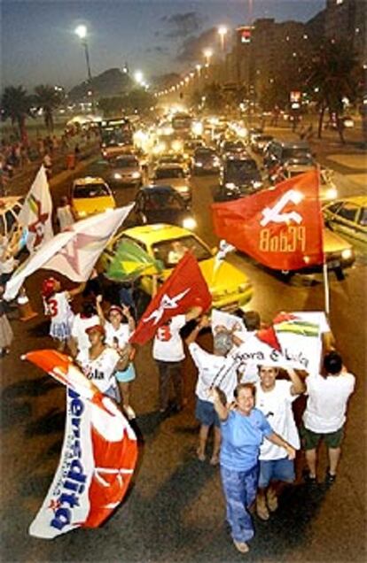 Simpatizantes de Lula celebran su victoria en la Avenida Atlántica de Río.