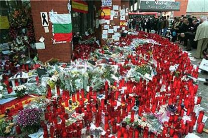 Miles de velas se han ido acumulando durante esta semana en el exterior de la estación de Atocha, rodeando la entrada a la misma.