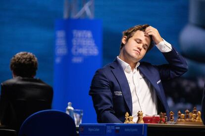 Carlsen, durante la partida de hoy con Yesipenko