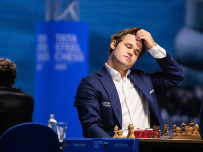 Carlsen, durante la partida de hoy con Yesipenko