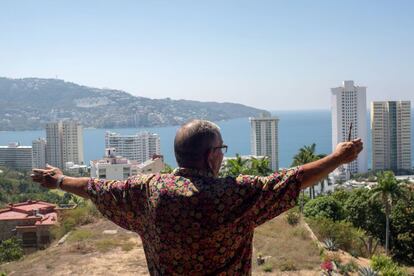 El empresario Ron Scala mira Acapulco desde su casa.