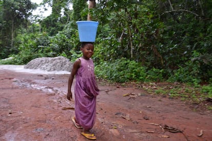 Una de las primeras actividades del día de los niños del Hogar Infantil consiste en ir hasta la fuente a buscar agua para lavarse y para la cocina.
