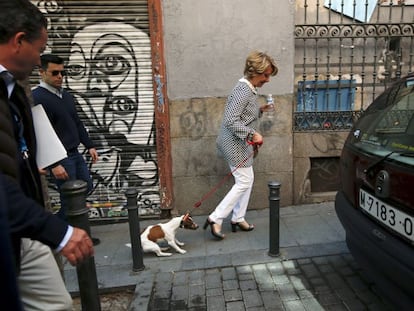 Esperanza Aguirre y su perro Pecas