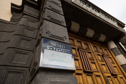 Cartel que avisa del cierre del Museo Néstor, en el Pueblo Canario de Las Palmas de Gran Canaria.
