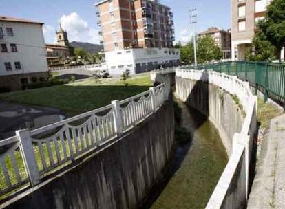 El río Asua, encauzado a su paso por el centro de Lezama.