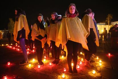 Un grupo de jóvenes participa en una ceremonia para conmemorar el 30 aniversario del desastre nuclear de Chernóbil.