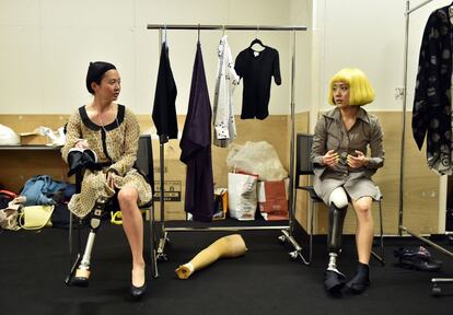 Dos atletas paralímpicas japonesas esperan entre bastidores para participar en un desfile de moda de la marca 'Tenbo', del modisto japonés Takafumi Tsuruta, que ha diseñado la línea de trajes para todas las personas, incluidas aquellas con discapacidades, utilizando elementos como botones magnéticos para poner y quitar ropa fácilmente.