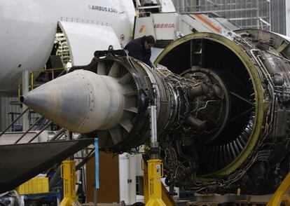 Durante la 'gran parada' se comprueban todos los componentes y sistemas. En la imagen, la turbina desmontada de un Airbus 340.