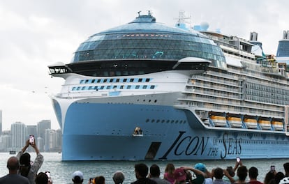 Curiosos en el South Pointe Park de Miami para ver partir el 'Icon of the Seas', el 27 de enero de 2024.