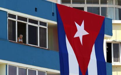 Una anciana en un edificio aledaño a la embajada de Estados Unidos en La Habana (Cuba), el 12 de agosto de 2015.