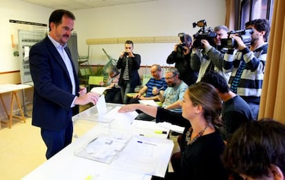 Carlos Iturgaiz deposita su voto en las últimas elecciones europeas