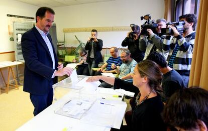 Carlos Iturgaiz deposita su voto en las últimas elecciones europeas