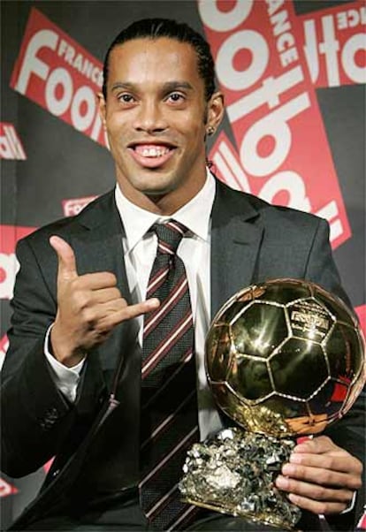 Ronaldinho hace su gesto característico al recibir el Balón de Oro.