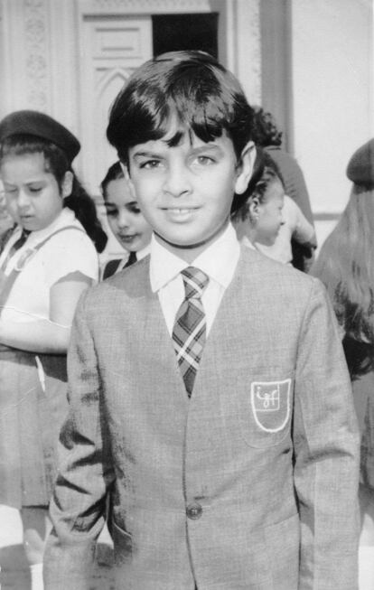 Aécio Neves com uniforme escolar, durante sua infância em Belo Horizonte.