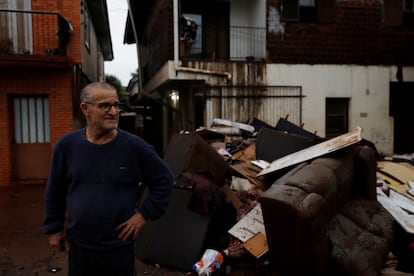 Un hombre de 65 años parado junto a los escombros de su casa y las pocas pertenencias que pudo rescatar tras el paso del ciclón, en Lajeado. 