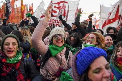 Jóvenes a favor del aborto legal frente al Congreso argentino, el 14 de junio de 2018.