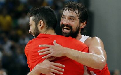Llull y Navarro se abrazan tras la victoria a Francia.