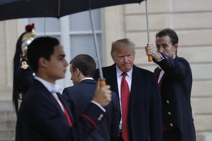 Un polémico tuit que Trump lanzó nada más aterrizar en París, en la noche del viernes, sentó las bases del desencuentro. En la imagen, Macron y Trump antes de su reunión en el palacio del Elíseo, este sábado en París.