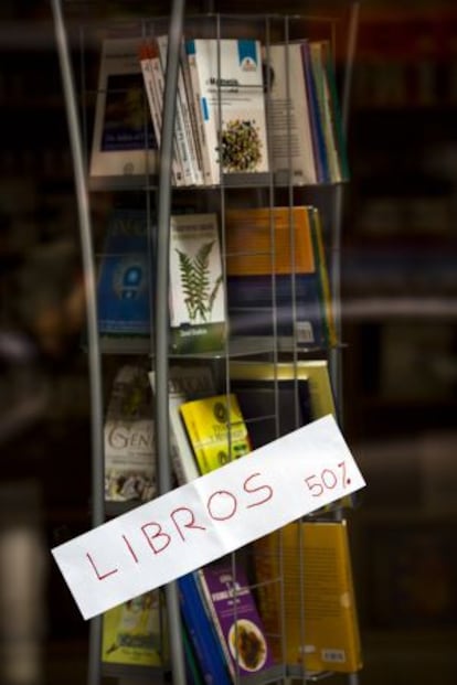 Discounted books on sale in a store on Madrid’s Clara del Rey street.