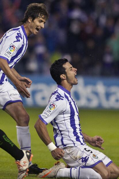 Javi Guerra celebra el único gol del partido junto a Álvaro Rubio