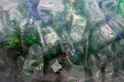 Botellas de agua vacías recogidas para su reciclaje en Montevideo, Uruguay, en junio de 2023. 
