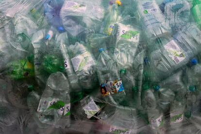 Botellas de agua vacías recogidas para su reciclaje en Montevideo, Uruguay, en junio de 2023.