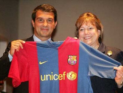 En 2006, la directora ejecutiva de Unicef, Ann Margaret Veneman, y el presidente del Barcelona, Joan Laporta.