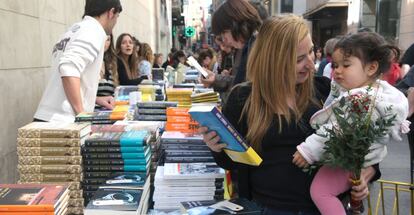 Una parada de libros en la calle Mayor de Lleida.