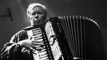 Pauline Oliveros, compositora y acordeonista.