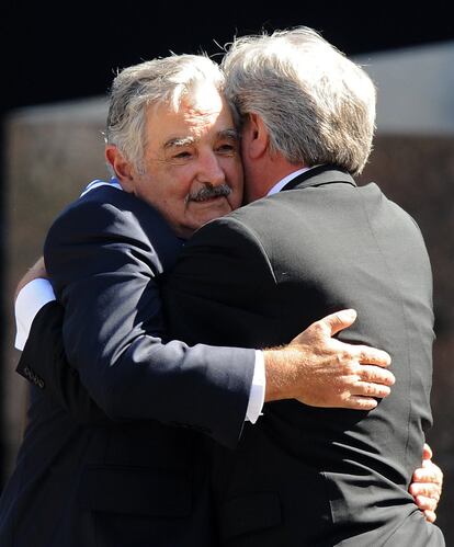 El flamante presidente uruguayo, José "Pepe" Mujica (izquierda) abraza al mandatario saliente Tabaré Vázquez en el acto de sucesión entre ambos. Mujica recibió la faja ceremonial en Montevideo el 1 de marzo de 2010.