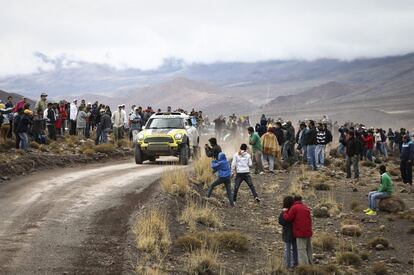 El piloto español Nani Roma y su copiloto francés Michel Perin compitiendo ene la séptima etapa del Dakar.