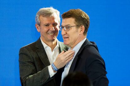 El presidente del Partido Popular, Alberto Nuñez Feijóo , acompaña este lunes al presidente del PP de Galicia, Alfonso Rueda, tras ganar las elecciones en Galicia.