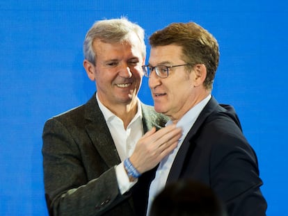 El presidente del Partido Popular, Alberto Nuñez Feijóo , acompaña este lunes al presidente del PP de Galicia, Alfonso Rueda, tras ganar las elecciones en Galicia.