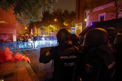 Manifestantes con pancartas se concentran en la calle Ferraz, en Madrid, este viernes, en una nueva jornada de protesta contra la amnistía.