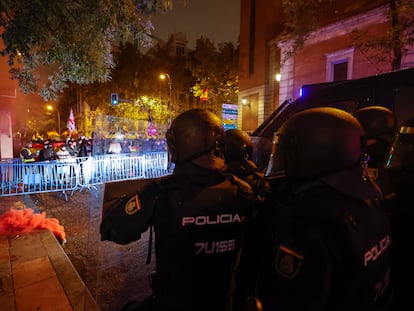 Manifestantes con pancartas se concentran en la calle Ferraz, en Madrid, este viernes, en una nueva jornada de protesta contra la amnistía.