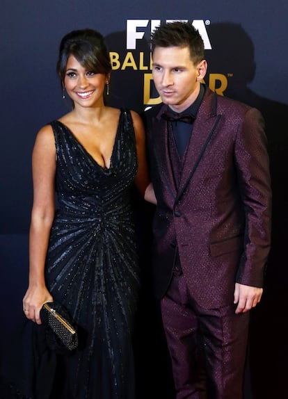 El jugador del Barcelona Lionel Messi y su mujer, Antonella Roccuzzo, a su llegada a los premios de la FIFA. Messi, imagen de Dolce&Gabbana, lució un traje de la firma italiana, aunque en esta ocasión menos llamativo que en anteriores ediciones.