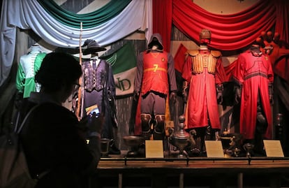 Vista de varios uniformes de quidditch en la exposición.