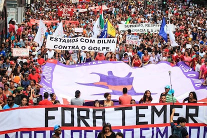 Manifestantes en una protesta contra el presidente Temer.