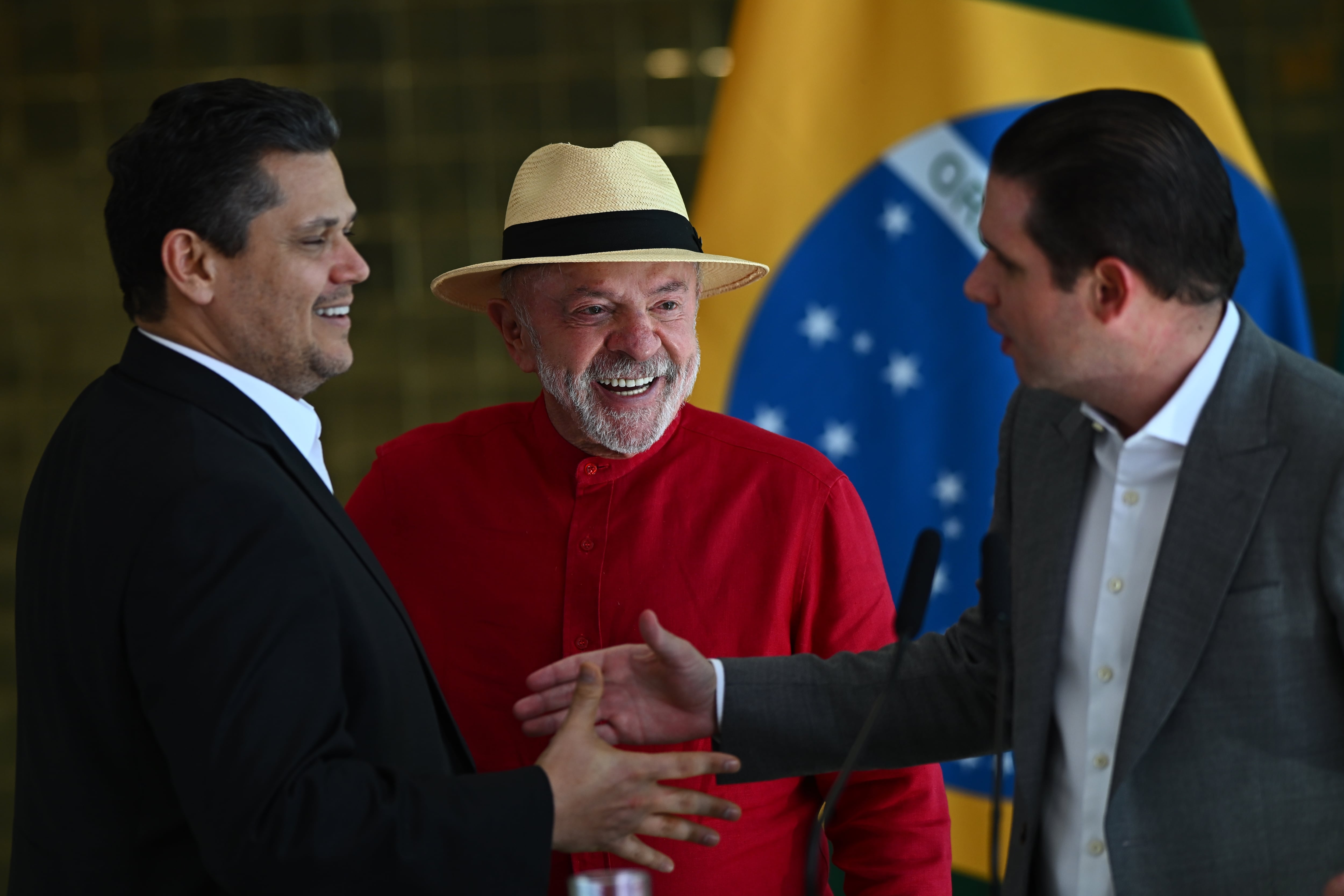 Lula confía en un paquete de leyes para despegarse de Bolsonaro hijo en las encuestas