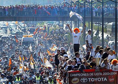 El autobús con los jugadores del Valencia en su recorrido desde el aeropuerto a la ciudad, aclamado por los aficionados.