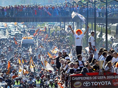 El autobús con los jugadores del Valencia en su recorrido desde el aeropuerto a la ciudad, aclamado por los aficionados.