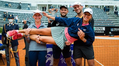 Swiatek, en brazos de los miembros de su equipo tras ganar la final en Roma.