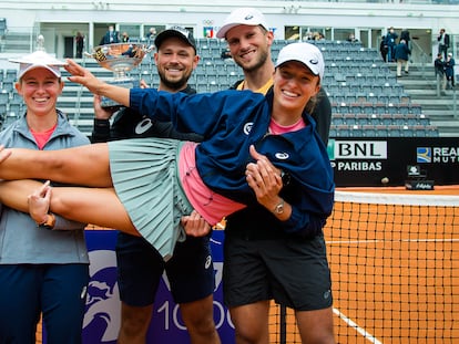 Swiatek, en brazos de los miembros de su equipo tras ganar la final en Roma.