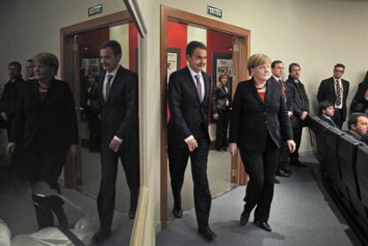 El presidente español Jose Luis Rodríguez Zapatero con la canciller alemana Angela Merkel.