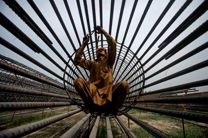 Un trabajador une barras de acero en una construcción de Peshawar (Pakistán). 