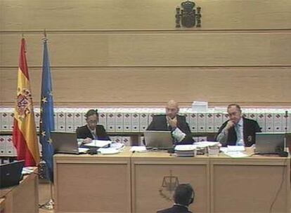 Los tres miembros del tribunal del 11-M, Alfonso Guevara, Javier Gómez Bermúdez y Fernando García Nicolás, durante la sesión de ayer.