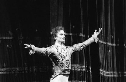 El bailarín ruso Rudolf Nureyev pidió asilo político durante una gira en Francia en 1961, en plena Guerra Fría. En la imagen, durante una representación en la Scalla de Milán en 1979.