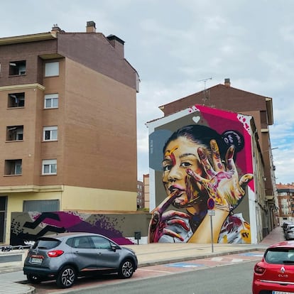 El sexto mural mejor puntuado también se encuentra en España: en Miranda (Burgos), en la intersección entre la avenida de Repúlica Argentina y la calle Altamira. <a href="https://tinterosa.com/" target="_blank">Tinte Rosa</a> dedica este trabajo, titulado ‘Artista Vocacional’, “a todas aquellas personas que desde niños, llenos de alegría y esperanza, se mancharon las manos de pintura. Me siento representado en ellos porque yo también era así”, ha contado el artista Esteban Espinosa, creador de la marca Tinte Rosa, a la web de Street Art Cities.