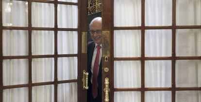 Montoro sale del hemiciclo durante la sesión de ayer en el Congreso.